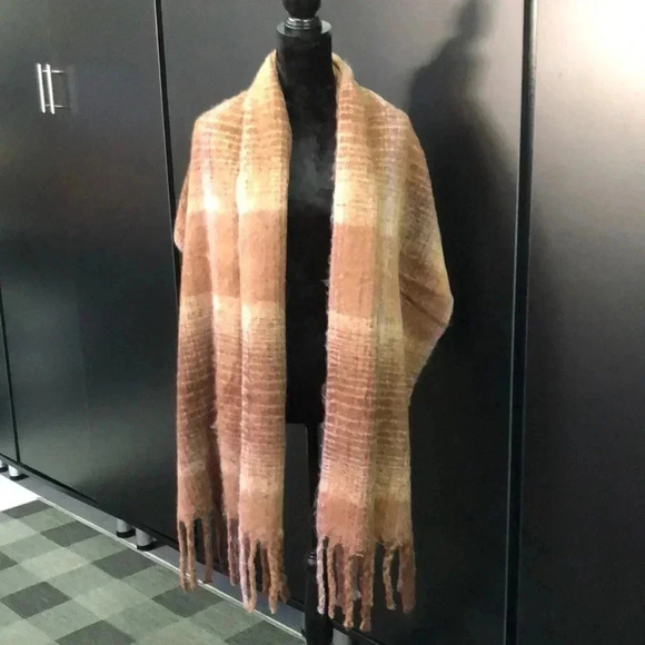 Steve Madden Oversized fringe scarf, 44 inches long 22 inches wide - Picture 4 of 8
